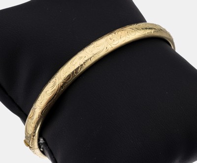 14 kt Gold Armreif, GG 585/000, wohl gefüllt, B. ca. 0.5 cm, floral graviert, D. ca. 6.3 x 5.5 cm, Klappscharnier, Kastenschloss, ca. 16.8 g, Delle