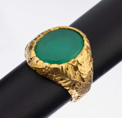 14 kt Gold Chrysopras-Ring, GG 585/000, freie ovale Chrysopras-Platte, Eichenlaubdekor, RW 53, ca. 7.5 g