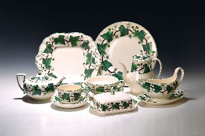 Kaffee- und Speiseservice, Wedgwood, Modell Napoleon Ivy, Kanne, Teekanne, Zuckerdose, Milchkännchen, Butterdose, 6 Eierbecher, 8 geschwungene ...
