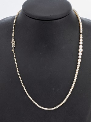 Zuchtperl-Collier mit 14 kt Gold Diamant- Schmuckschließe, um 1930, WG 585/000 gepr.,Zuchtperlen im Verlauf, D. ca. 1.5 - 6 mm, L. ca. 44 cm, ...