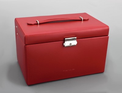 Schmuckkoffer aus rotem Glattleder, cremefarb. Inneneinrichtung, Broschenleiste, Innenspiegel, 3 Schubladen, abschließbar, ca. 24 x 15.5 x 15 cm
