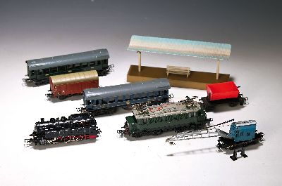 Konvolut Modelleisenbahnen und Zubehör, Märklin, Spur H0, überwiegend 1950er-Jahre, Lokomotiven: E-Lok SE800, Dampflok TM800, Tenderlokomotive ...