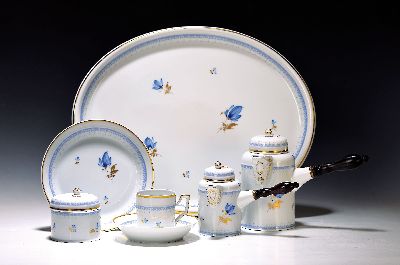 Mokkaservice nach klassizistischem Vorbild für 3 Personen, Fürstenberg, 2.Hälfte 20.Jh., Porzellan, Goldstaffage, Streublumenmotiv in blau, ...