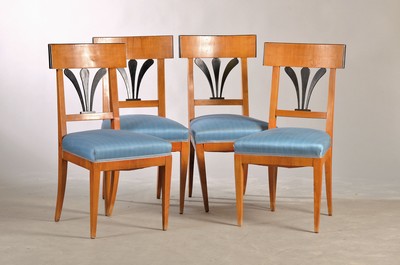 4 Stühle, Biedermeierstil, um 1820/30, Kirschbaum, mit geschwärzter Mittelstrebe in der Lehne, H. ca. 81 cm, EZ 3