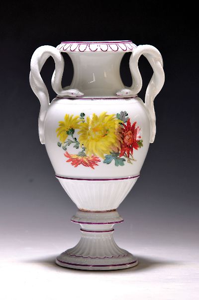Schlangenhenkelvase, Meissen, 2. Wahl, Porzellan, 20.Jh., bunt bemalt, purpurroten Rändern, H. ca. 27 cm