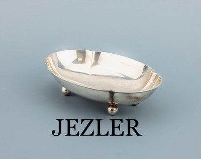 Anbietschale, 800er Silber, schlichte ovaleGrundform, ca. 19.5 x 13.5 cm, auf 4 Kugelfüßen, ca. 188 g, Hersteller JEZLER, Schweiz