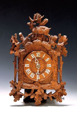 Seltene Wanduhr, Schwarzwald um 1900, geschnitzte Front in Bahnhäusleform, Kleeblattzeiger, Holzplatinenwerk (sog. Schottenwerk), Halbstd.-Schlag ...