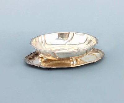 Anbietschale, 835er Silber, schlichte Formsprache, D. ca. 16 cm, auf 3 Kugelfüßen, Hersteller WILHELM BINDER, dazu 1 kl. ovales Tablett, 830er ...