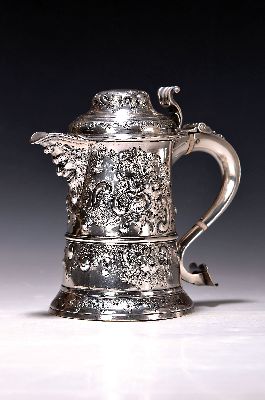 Deckelhumpen aus Silber, London, 1768, Meistermarke IM, Silber, gestochen und ziseliert, Ausguß mit Maskeron, Muschelwerk und Blumenbuketts, stark ...