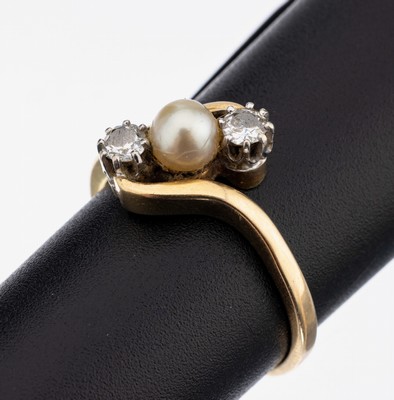 14 kt Gold Brillant-Perl-Ring, GG 585/000 gepr., 2 Brillanten zus. ca. 0.30 ct Weiß/p1, mittig kl. Zuchtperlen, RW 55, ca. 3.6 g