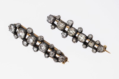 Set 2 18 kt Gold Diamant-Broschen, GG 750/000 gepr., 32 in Silber gefasste Altschliffdiamanten zus. ca. 3.00 ct Weiß- get.Weiß/p1, aus älterem ...