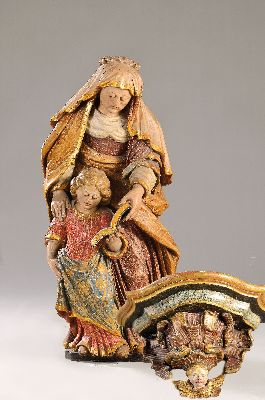 Heiligenfigur mit Kind, um 1800, Holz geschnitzt, verso teilgehöhlt, sekundäre Fassung, klassizistische Gewandung, H. 83 cm