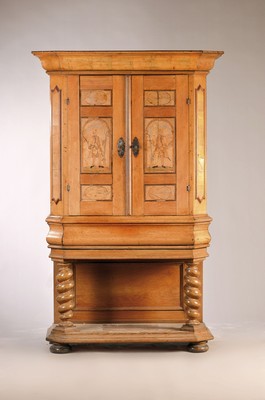 Stollenschrank, Barock, um 1760-70, Eiche massiv, teilweise Nussbaumfurnier, zwei Türen mit Intarsienbildern eingelegt, stehende Soldaten, Unterbau ...