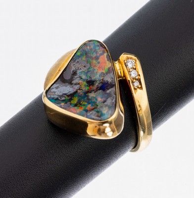 18 kt Gold Opal-Brillant-Ring, GG 750/000, Boulderopal ca. 6.0 ct. 3 Brillanten zus. ca. 0.03 ct feines Weiß/si, graviert, ca. 8.7 g, RW 54
