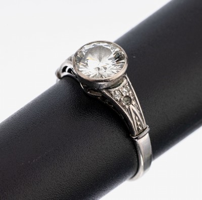 14 kt Gold Diamant-Ring, 1930er Jahre, WG 585/000, mittig Brillant ca. 1.38 ct l.get.Weiß/si, Ringschultern mit 5 8/8- Diamanten zus. ca. 0.05 ct ...
