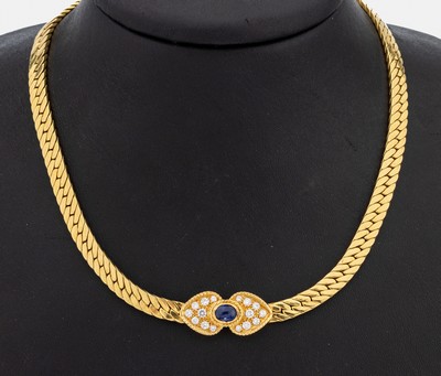 18 kt Gold Saphir-Brillant-Collier, GG 750/000, geometrisches Mittelteil, mittig ovaler Saphir-Cabochon ca. 0.80 ct, 16 Brillanten zus. ca. 0.52 ct ...