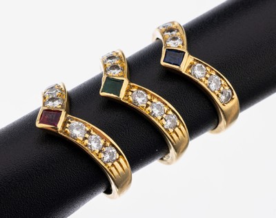 18 kt Gold Farbstein-Brillant-Ringtrio, GG 750/000, je 1 Saphir-, Smaragd- und Rubin- Carree zus. ca. 0.15 ct, 18 Brillanten zus. ca. 0.39 ct feines ...