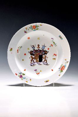 Tiefer Wappenteller, Meissen, um 1745, Wappen der Grafen von Seydewitz, im Spiegel, Wappen: gold-schwarz gespalten mit drei Köpfen, golden und ...