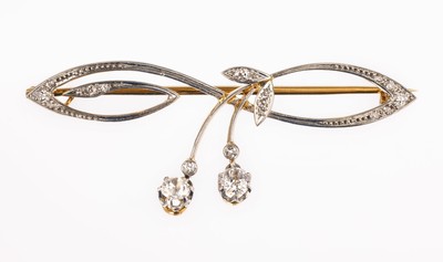 18 kt Gold Jugendstil Diamant-Brosche, um 1900, GG 750/000 und Silber, florale Konzeption, Altschliff-Diamanten zus. ca. 0.70 ct Weiß/si-p1, 2 ...