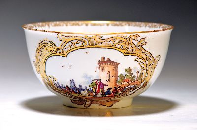 Kumme, Meissen, um 1740/45, Porzellan, in Goldrankenkartusche mit belebter Hafenszene mit Blick auf Brücke und Gehäuse, beidseitig bemalt, innen ...