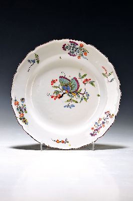 Teller, Meissen, um 1730, Porzellan, Kakiemondekor mit Schmetterling, brauner Rand, l. berieben, D. 22 cm