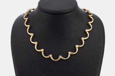 18 kt Gold Brillant-Collier, GG 750/000, geschwungene Glieder, 9 Brillanten zus. ca. 0.90 ct Weiß/p, L. ca. 45 cm, Kastenschloss mit ...