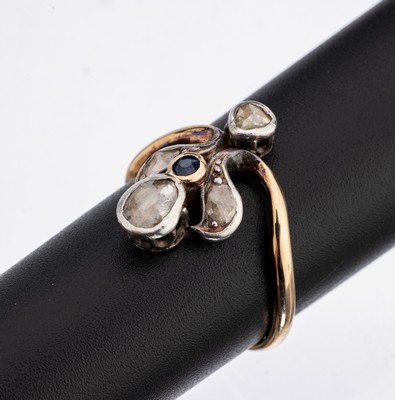 8 kt Gold Diamant-Saphir-Ring, um 1900, GG 333/000 und Silber gepr., reiner Jugendstil, 4 Diamant-Rosen zus. ca. 0.50 ct, rundfacett. Saphir ca. ...