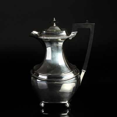 Silberkanne, James Dixon & Sons, Sheffield, 1937, Silber, ca. 686g, Handhabe aus geschwärztem Holz, nach klassizistischem Vorbild von 1810, am Boden ...