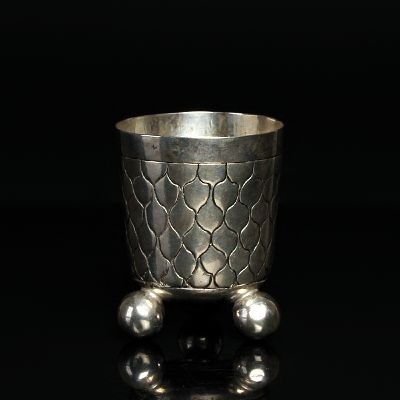 Barocker Kugelfußbecher, Meister CB, Augsburg,um 1749-51, Silber, drei ausgestellte Kugelfüße, Wandung mit schuppenähnlichem Dekor, Meistermarke ...