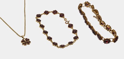 Granat-Konvolut, 925er Silber verg., best. aus: 1 Armband, L. ca. 18 cm, Kastenschloss mit Sicherheitskettchen, 1 Armband, L. ca. 20 cm, ...