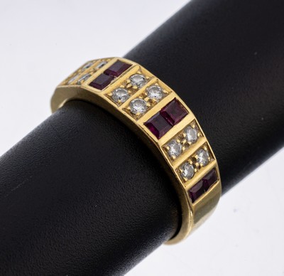 18 kt Gold Rubin-Brillant-Ring, GG 750/000,8 Rubin-Carrees zus. ca. 0.30 ct, 12 Brillanten zus. ca. 0.32 ct Weiß/si, RW 57, ca. 4.5 g