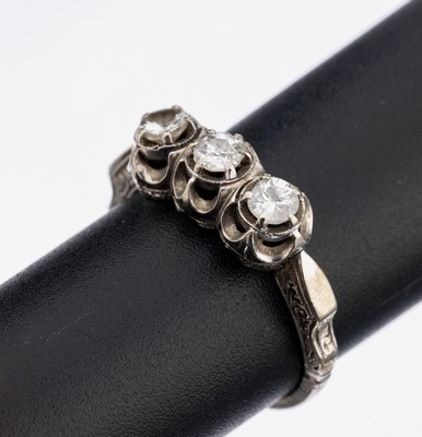 14 kt Gold Diamant-Ring, um 1920, WG 585/000 gepr., 3 Altschliffdiamanten zus. ca. 0.40 ct Weiß/p, 1 Stein besch., Ringschiene teilw. grav., RW ...