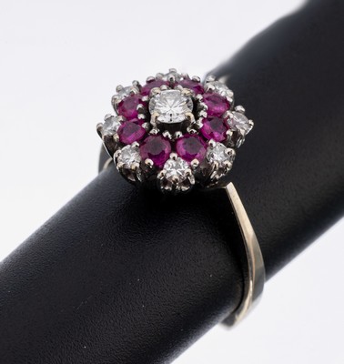 14 kt Gold Brillant-Rubin-Ring, WG 585/000,Aufbau in mehreren Ebenen, 9 Brillanten zus. ca. 0.40 ct Weiß/si, 8 rundfacett. Rubine zus. ca. 0.40 ct, ...
