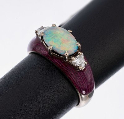 18 kt Gold Opal-Diamant-Ring mit Email, WG 750/000, mittig ovaler Boulderopal ca. 2.20 ct, intensives Farbspiel in Rot und Blau, seitl. 2 ...