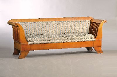 Großes Biedermeiersofa, um 1820/30, Kirschbaum massiv, z.T. Furnier, Lehnen mit jeweils sieben eingesteckten Lamellen, ca. 88 x 240 cm, Sh. ca. 47 ...