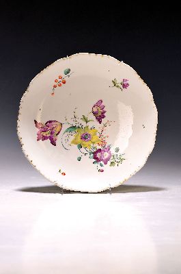 Zierteller, Frankenthal, 1755-1762, Porzellan, unterglasurblaue Marke aufsteigender Löwe, polychrome Malerei mit Blumen, Goldstaffage berieben, ...