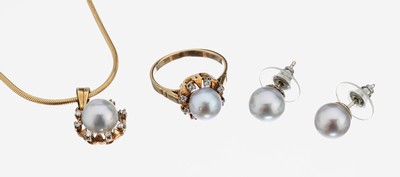 14 kt Gold Zuchtperl-Schmuckset, GG 585/000, best. aus: Anhänger an Kette und Ring, RW 56, 2 silbergraue Perlen D. ca. 8.2 und 9.1 mm, nat. ...