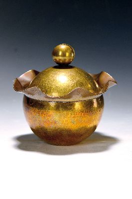 Bauhaus Deckeldose von Friedrich Marby (1905-1984), Messing, Hammerschlagdekor, am Boden gemarkt, H. ca. 13cm, D. ca. 13cm