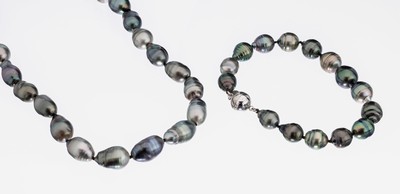 Konvolut Tahitizuchtperl-Collier und Armband, barocke graue Perlen in versch. Farbnuancen, Collierl. ca. 50 cm, Karabinerschließe, Armband mit ...