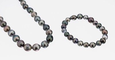 Konvolut Tahitizuchtperl-Kette und -Armband, Karabinerschließe GG 585/000, barocke graue Tahitizuchtperlen in versch. Farbnuancen, Kette im ...