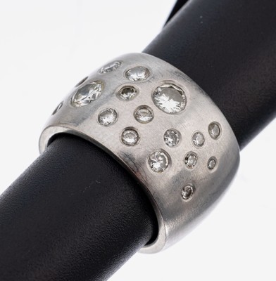 18 kt Gold Brillant-Ring, WG 750/000, 25 Brillanten zus. ca. 1.10 ct Weiß/vs-si, Meistermarke unged., ca. 14.3 g, RW 49, B. ca.13.3 mm, massive ...