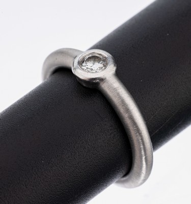 14 kt Gold Brillant-Ring, WG 585/000, satiniert, Brillant ca. 0.20 ct Weiß/si, ca. 6.1 g, RW 56