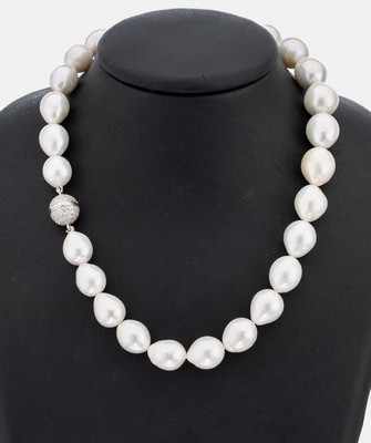 Zuchtperl-Collier, 27 weiße tropfenf. Süßwasserzuchtperlen, D. ca. 11.5-14.3 mm, Magnetschließe 925er Silber mit Strassbesatz, L. ca. 43 cm