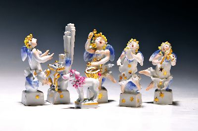 6 kleine Porzellanfiguren, Meissen, Entwurf Peter Strang (1936-2022), singender Engel, Engel mit Pauke, Engel mit Geige, Orgel und Organistin, ...