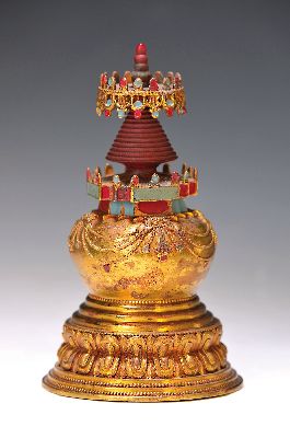 Stupa, Tibet, wohl 2. Hälfte 19. Jh., Bronze, umlaufende Perlenschnüren, doppelter Lotus, Aufbau teilweise rot und Blau gefasst, Mandalaform, Boden ...