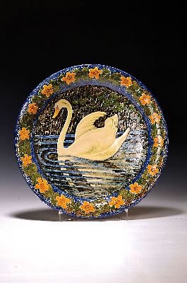 Schwanenteller von Hans Thoma, Karlsruher Majolika, 1902, reliefiert und bunt bemalt, signiert, dat., nicht die Neuauflage von 1978/1979, D. ca. 38cm
