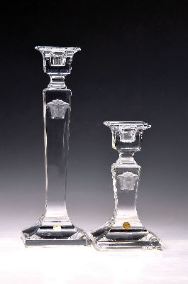 2 Kerzenleuchter, Rosenthal, Modell Medusa von Gianni Versace, Kristallglas mit aufgelegtem mattiertem Medusenhaupt, H. ca. 15.5cm bzw. 24.5cm