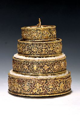 Vierteiliges Opfer-Mandala, Tibet, Ende 19. Jh., Bronze, reich reliefiert, vierstöckig, umlaufende 8 Glückssymbole, mit Lotusblumen, Ritualgefäß ...