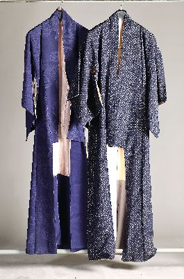 2 Kimonos, Japan, 1980er/1990er Jahre, Seide, feiner Seidenbrokat, dunkelblau, für Männer