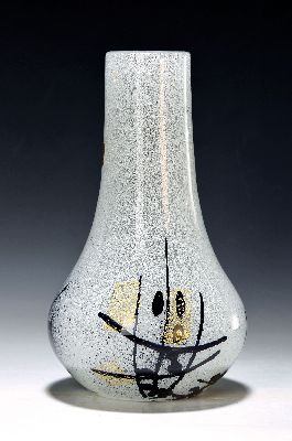 Vase, Iwata Glass Tokio, 20. Jh., mundgeblasenes Glas mit feiner Blasenstruktur, schwarze Einschmelzungen in kalligraphischem Design, ...